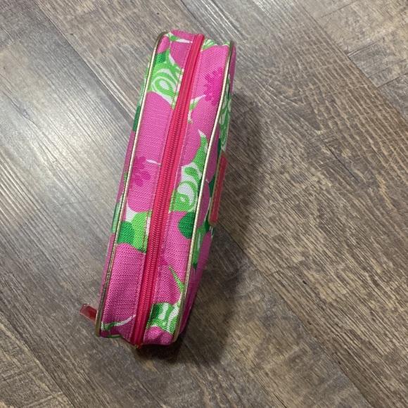 Lilly Pulitzer x Estee Lauder - created the perfect spring 2024 makeup bag - Picture 9 of 9